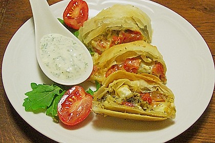 Strudel mit Kirschtomaten, K&auml;se und Rucolapesto