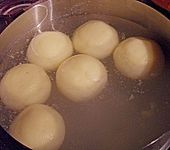 Surina's seidene Kartoffelkl&ouml;&szlig;e aus gekochten Kartoffeln (Bild)