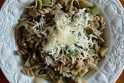 Bandnudeln mit Linsen und Zucchini