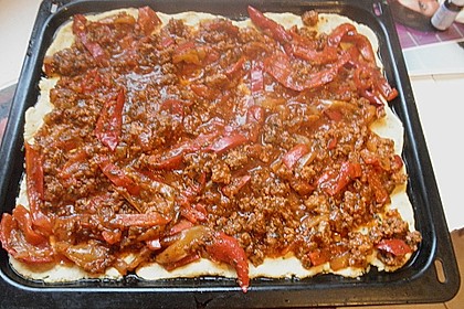 Hackfleisch - Pizza mit Maismehl und Letscho