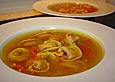 H&uuml;hnersuppe mit frischer Pasta