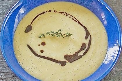 Binas p&uuml;rierte Kartoffelsuppe mit Bohnenkraut