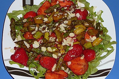 Gr&uuml;ner Spargel mit Erdbeeren