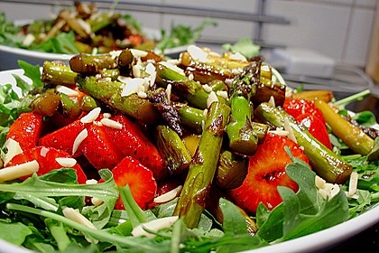Gr&uuml;ner Spargel mit Erdbeeren 1