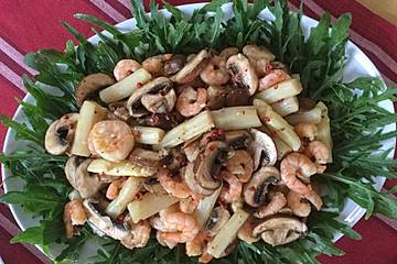 Spargelsalat mit Shrimps auf Rauke