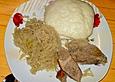 Schweinebraten, Sauerkraut und Hefekl&ouml;&szlig;e aus einem Topf