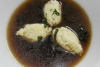 Steinpilzessenz mit Grie&szlig;parmesannocken
