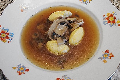 Steinpilzessenz mit Grie&szlig;parmesannocken 1