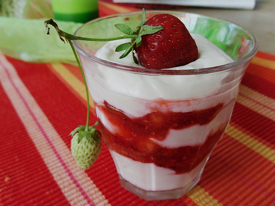 Topfencreme Mit Früchten Im Glas