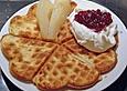 Zimt - Waffeln mit Gew&uuml;rzbirnen und Preiselbeeren