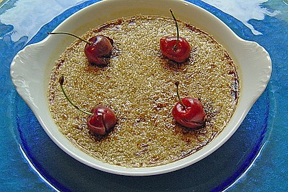 Cr&egrave;me br&ucirc;l&eacute;e von der Gefl&uuml;gelleber mit Balsamico - Kirschen