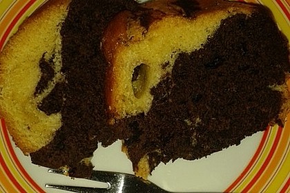 Marmorkuchen mit Öl und Mineralwasser