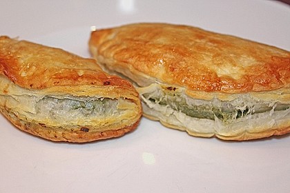 Bl&auml;tterteigtaschen gef&uuml;llt mit Spinat und Feta