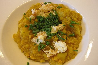 Milde rote Linsensuppe mit gebratenem Schafkäse