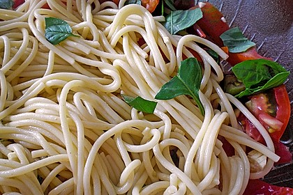 Koelkasts Spaghetti mit kalter Tomatensoße 12