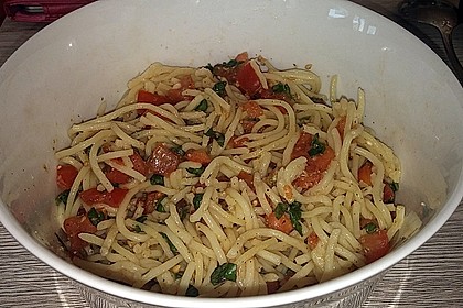 Koelkasts Spaghetti mit kalter Tomatensoße 11