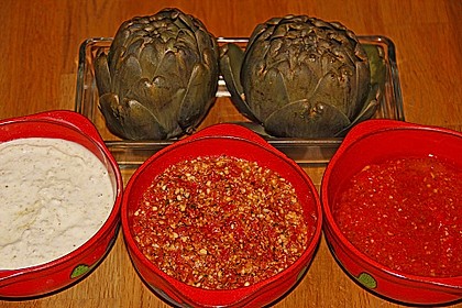 Frische Artischocken mit 3 verschiedenen Dips