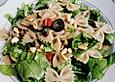 Pastasalat mit Spinat und Pinienkernen