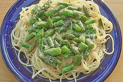 Gr&uuml;ner Spargel mit Spaghetti