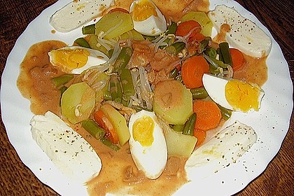 Gem&uuml;seplatte mit Erdnuss - Sauce