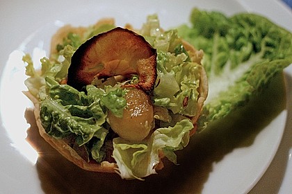 Apfel - Pinienkerne - Salat im Parmesank&ouml;rbchen