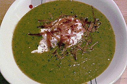 Cremige Sauerampfersuppe mit pochiertem Ei