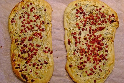 Dinnete mit Zwiebeln und Speck 18