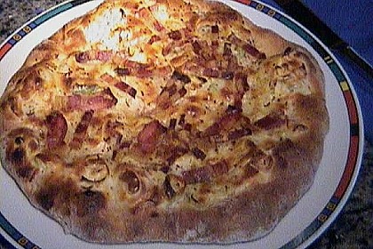Dinnete mit Zwiebeln und Speck