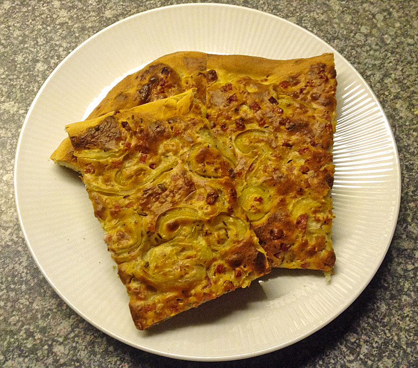 Dinnete mit Zwiebeln und Speck