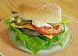 Cheeseburger mit Gurke und Tomate