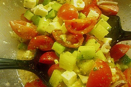 Tomaten - Gurken - Salat mit Feta 18
