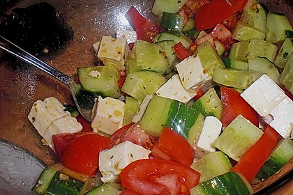 Tomaten - Gurken - Salat mit Feta 17