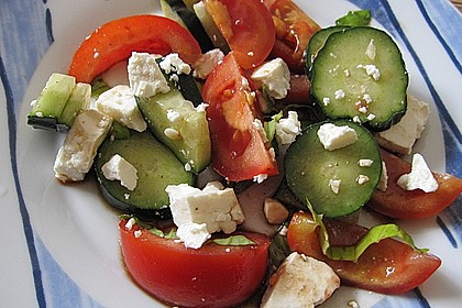 Tomaten - Gurken - Salat mit Feta 9