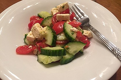Tomaten - Gurken - Salat mit Feta 13