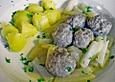 Fleischkl&ouml;&szlig;chen im Kohlrabibett