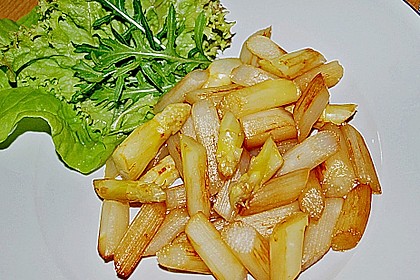 Gebratener Spargel mit Salat