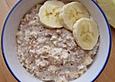 Frischkornbrei mit Obst der Jahreszeit