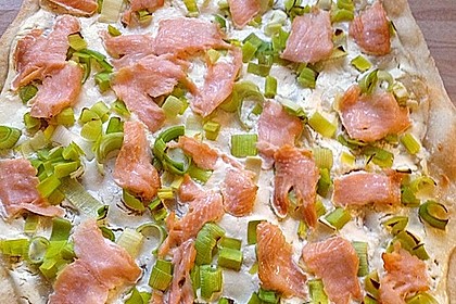 Flammkuchen mit Lauch und Lachs