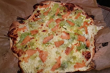 Flammkuchen mit Lauch und Lachs 64