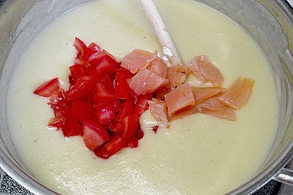 Kartoffel - Lauch - Suppe mit Lachs und Tomaten 4