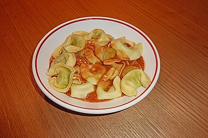 Tortellini in Tomaten - Käse - Sauce 15