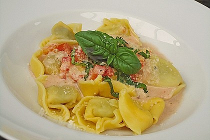 Tortellini in Tomaten - Käse - Sauce 2