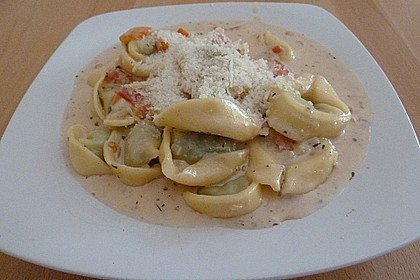 Tortellini in Tomaten - Käse - Sauce 4