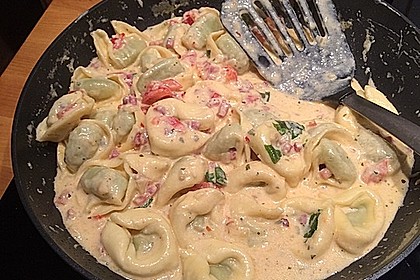 Tortellini in Tomaten - Käse - Sauce 12