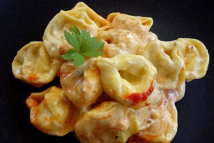 Tortellini in Tomaten - Käse - Sauce