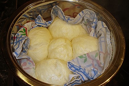 Hefeklöße 9