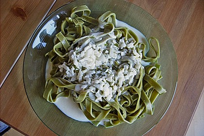 Gr&uuml;ne Nudeln mit Zitronen - Sahne - Sauce