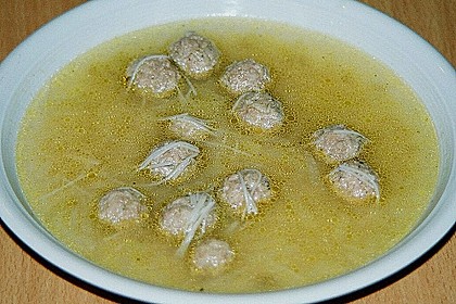 Feine Kohlrabisuppe mit Glasnudeln