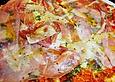 Pizza mit Rucola und Parmaschinken