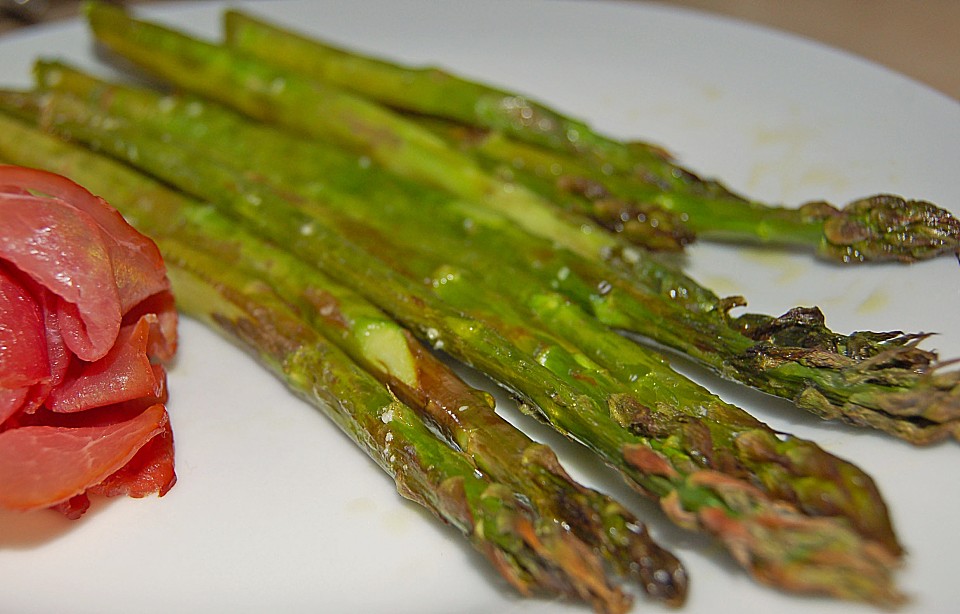 Kartoffelküchlein mit Lachs und Ei - Rezepte: Grüner Spargel - Seite 1